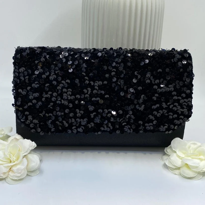 Black Sequin Clutch Bag L x W x H: 22 x 5 x 13cm One silver metal long chain included Sequin glitzy 